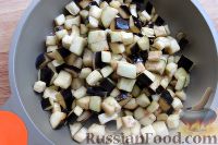 Фото приготовления рецепта: Салат из кабачков и баклажанов на зиму (без стерилизации) - шаг №11