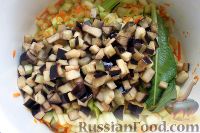 Фото приготовления рецепта: Салат из кабачков и баклажанов на зиму (без стерилизации) - шаг №13