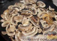 Фото приготовления рецепта: Куриные сердечки с овощами и грибами (в горшочке) - шаг №6