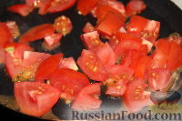 Фото приготовления рецепта: Куриные сердечки с овощами и грибами (в горшочке) - шаг №8