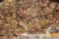 Фото приготовления рецепта: Куриные сердечки с овощами и грибами (в горшочке) - шаг №5