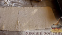 Фото приготовления рецепта: Острые сырные палочки из слоеного теста - шаг №2