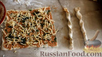 Фото приготовления рецепта: Острые сырные палочки из слоеного теста - шаг №6