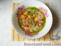 Фото к рецепту: Восточный суп с кунжутом и маринованными шампиньонами