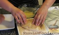 Фото приготовления рецепта: Сочные куриные грудки в хрустящей панировке (в духовке) - шаг №6