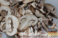 Фото приготовления рецепта: Горбуша под сметанно-грибным соусом (в фольге) - шаг №3