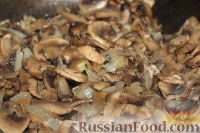 Фото приготовления рецепта: Горбуша под сметанно-грибным соусом (в фольге) - шаг №4