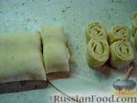 Фото приготовления рецепта: Сахарное печенье "Ушки" из слоеного теста - шаг №4