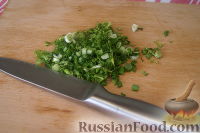 Фото приготовления рецепта: Сырный салат с пекинской капустой и сухариками - шаг №7