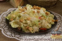 Фото приготовления рецепта: Сырный салат с пекинской капустой и сухариками - шаг №10