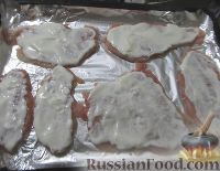 Фото приготовления рецепта: Куриные отбивные, запеченные с помидорами и сыром - шаг №2