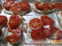 Фото приготовления рецепта: Куриные отбивные, запеченные с помидорами и сыром - шаг №4
