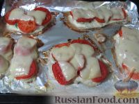 Фото приготовления рецепта: Куриные отбивные, запеченные с помидорами и сыром - шаг №5