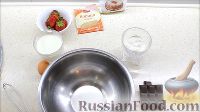 Фото приготовления рецепта: Блины с корицей, клубникой и шоколадной глазурью - шаг №1