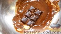 Фото приготовления рецепта: Блины с корицей, клубникой и шоколадной глазурью - шаг №8