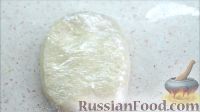 Фото приготовления рецепта: Закусочный торт "Нептун" с рыбными консервами, сыром и крекерами - шаг №4