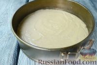 Фото приготовления рецепта: Имбирный пирог с карамелизированной грушей - шаг №7