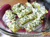 Фото приготовления рецепта: Открытый творожный пирог с яйцом, сыром и зелёным луком - шаг №12