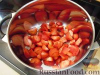 Фото приготовления рецепта: Жареная рыба под соусом из помидоров со сладким перцем и луком - шаг №10