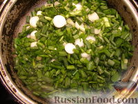 Фото приготовления рецепта: Начинка из зелени с яйцом (для несладкой выпечки) - шаг №2