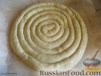 Фото приготовления рецепта: Кольцевой пирог с двойной начинкой - шаг №7