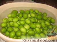 Фото приготовления рецепта: Варенье из зеленых грецких орехов - шаг №2