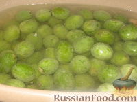 Фото приготовления рецепта: Варенье из зеленых грецких орехов - шаг №4