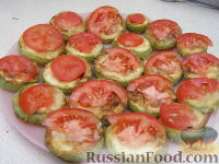 Фото приготовления рецепта: Закуска из кабачков с чесноком и помидорами - шаг №6