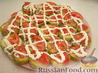 Фото приготовления рецепта: Закуска из кабачков с чесноком и помидорами - шаг №7