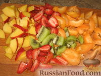 Фото приготовления рецепта: Фруктовый салат с абрикосами - шаг №2