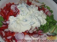Фото приготовления рецепта: Салат с курицей и редисом - шаг №2