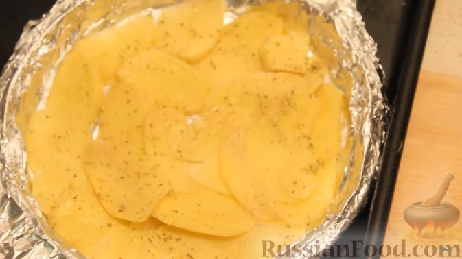 Шаг 3: Нарежьте картофель тонкими ломтиками