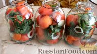 Фото приготовления рецепта: Маринованные помидоры с луком и сельдереем (на зиму) - шаг №2