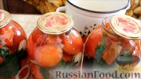 Фото приготовления рецепта: Маринованные помидоры с луком и сельдереем (на зиму) - шаг №4