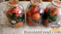 Фото приготовления рецепта: Маринованные помидоры с луком и сельдереем (на зиму) - шаг №5