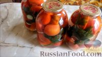 Фото приготовления рецепта: Маринованные помидоры с луком и сельдереем (на зиму) - шаг №7