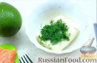 Фото приготовления рецепта: Блинчики с форелью, сливочным сыром и авокадо - шаг №10