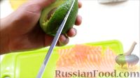 Фото приготовления рецепта: Блинчики с форелью, сливочным сыром и авокадо - шаг №13