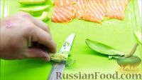 Фото приготовления рецепта: Блинчики с форелью, сливочным сыром и авокадо - шаг №14