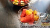 Фото приготовления рецепта: Салат из арбуза с апельсинами, под медово-коричной заправкой - шаг №9