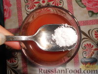 Фото приготовления рецепта: Томатный сок с солью - шаг №4