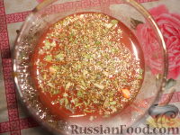 Фото приготовления рецепта: Томатный сок с солью - шаг №5