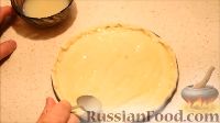 Фото приготовления рецепта: Яблочный тарт с карамельным кремом и корицей - шаг №11