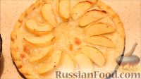 Фото приготовления рецепта: Яблочный тарт с карамельным кремом и корицей - шаг №13