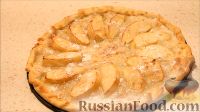 Фото приготовления рецепта: Яблочный тарт с карамельным кремом и корицей - шаг №15