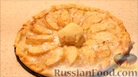 Фото приготовления рецепта: Яблочный тарт с карамельным кремом и корицей - шаг №16
