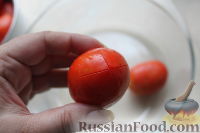 Фото приготовления рецепта: Быстрые соленые помидоры с медом - шаг №2