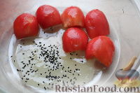 Фото приготовления рецепта: Быстрые соленые помидоры с медом - шаг №4