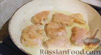 Фото приготовления рецепта: Куриная печень, жаренная с овощами и салом - шаг №7
