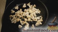 Фото приготовления рецепта: Лапша с кальмарами и грибами - шаг №3